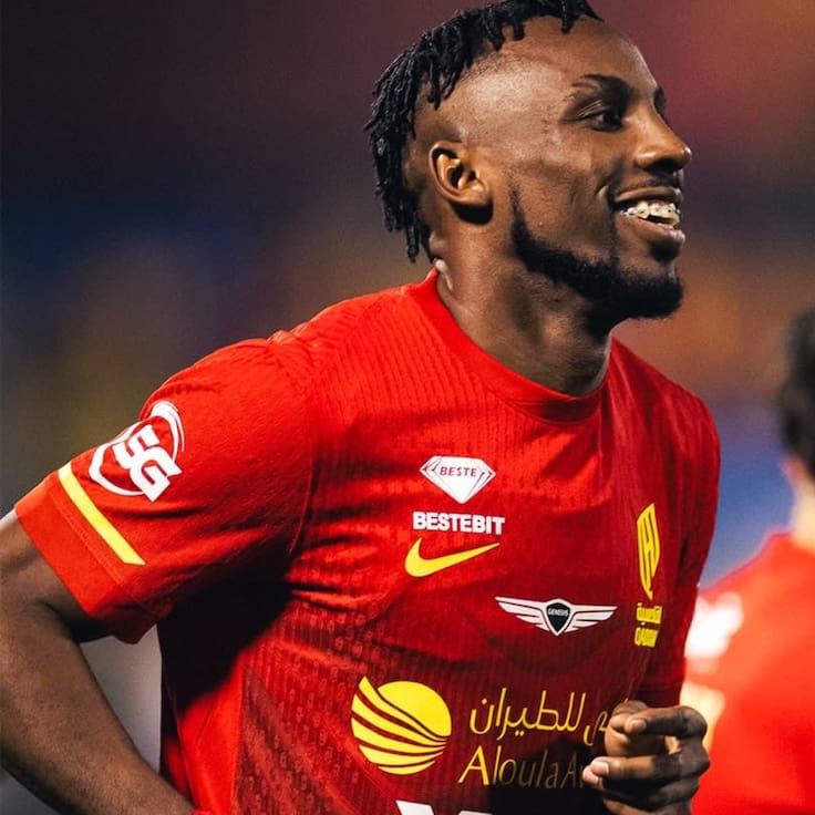 Julián Quiñones brilla en Arabia: supera a Cristiano Ronaldo y pelea por el liderato de goleo