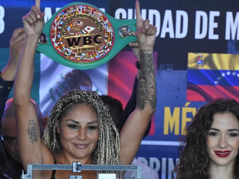 La juventud se impone; Barby Juárez pierde el título mundial de peso gallo del CMB
