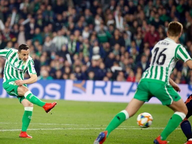 Guardado saca un fuerte disparo. Foto: Twitter @RealBetis