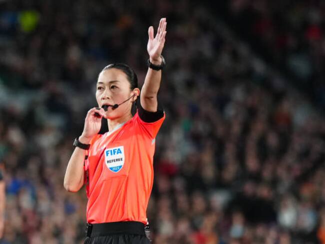 Así fue el primer anunció del árbitro al estilo NFL en el Mundial Femenil
