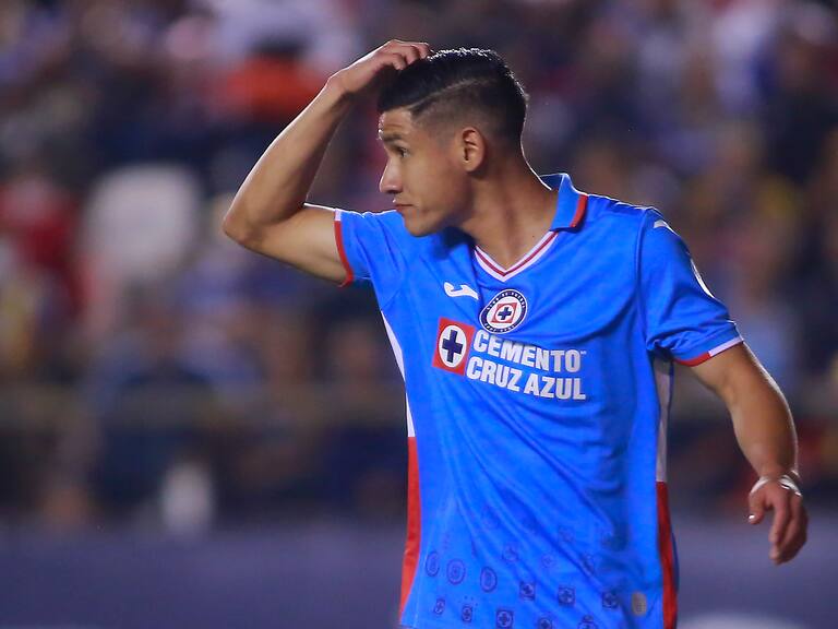 Aficionados de Cruz Azul, dañan la pintura del carro de Uriel Antuna