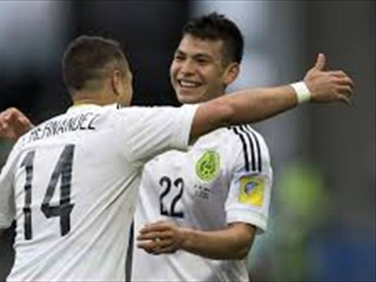 Chicharo y Lozano festejan gol. Foto: Twitter