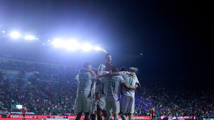 León de la mano de James Rodríguez muerde en casa a un Chivas sin respuesta; ¡Encuentro polémico!