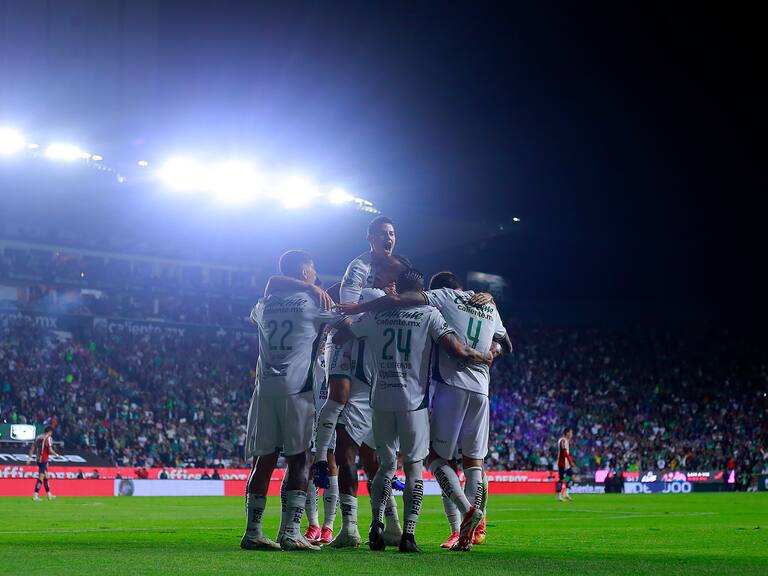 León de la mano de James Rodríguez muerde en casa a un Chivas sin respuesta; ¡Encuentro polémico!