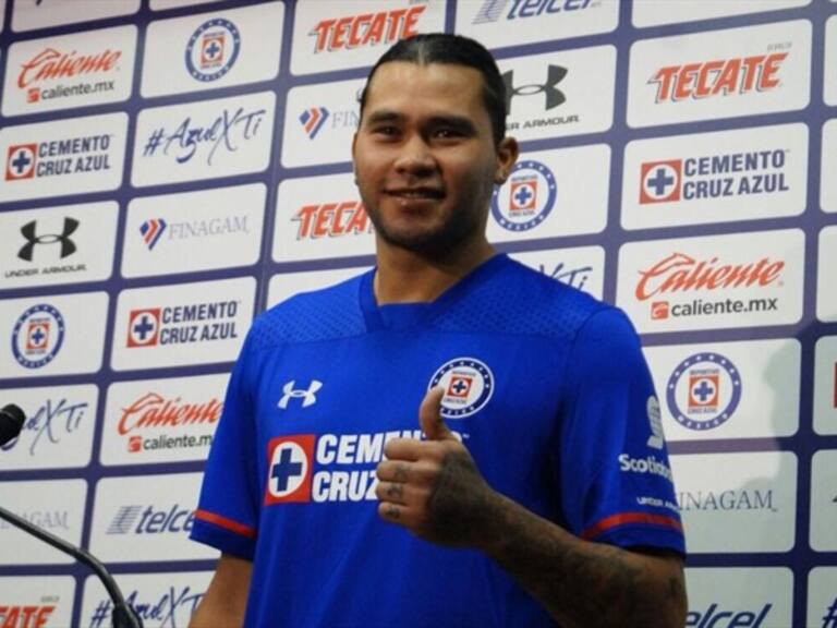 Carlos Peña fue presentado con el Cruz Azul . Foto: Santiago Solrac