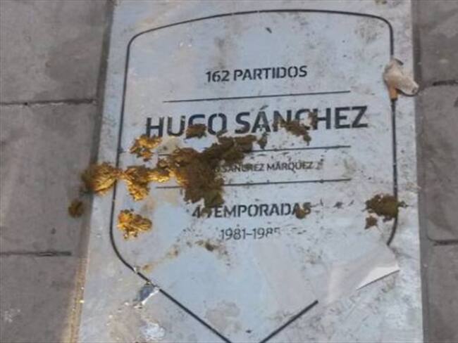 ¡Vandalizan! placa de "Hugo Sánchez"