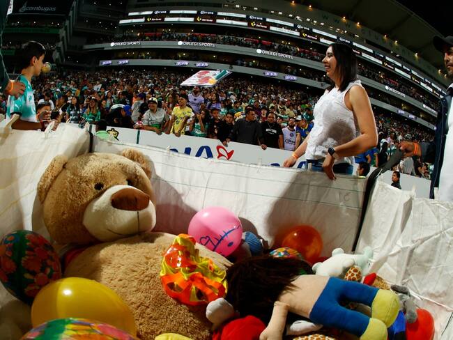 Santos Laguna realizó lluvia de peluches y juguetes en el onceavo Guerretón