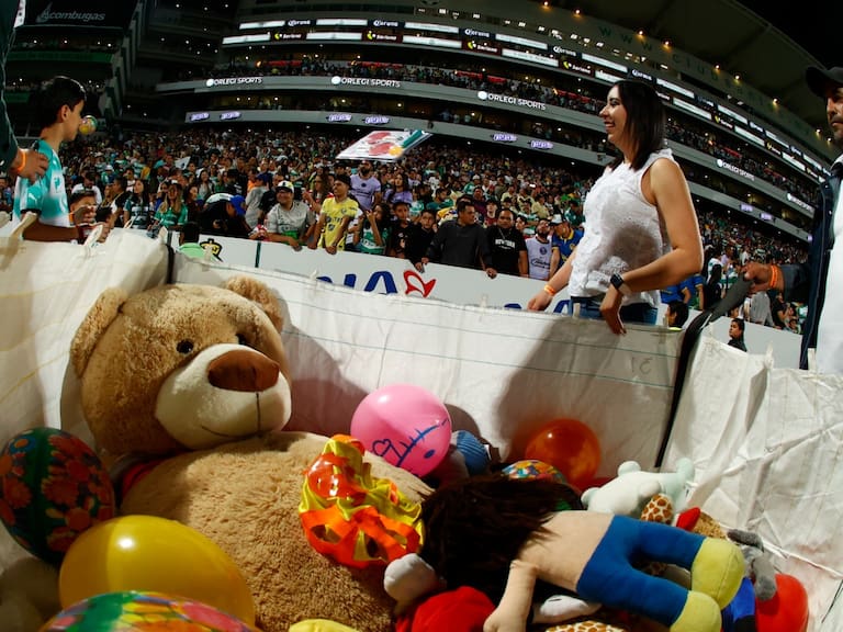 Santos Laguna realizó lluvia de peluches y juguetes en el onceavo Guerretón