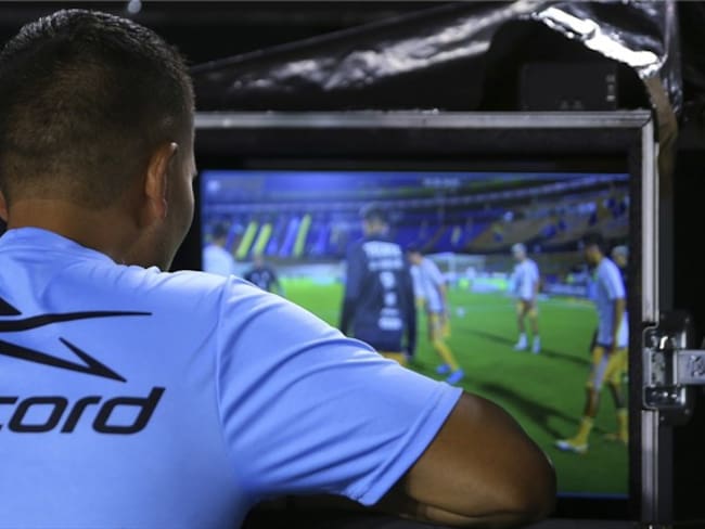 Árbitro reveló que fingió usar el VAR en una jugada polémica