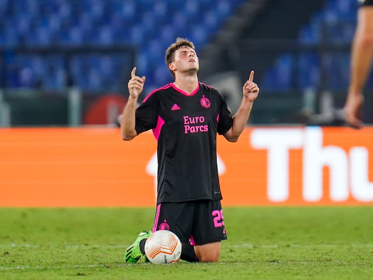 Santiago Giménez se lució con su equipo en la Europa League