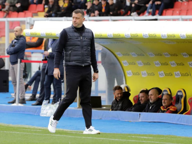 Lecce despide a su DT tras agredir a un jugador de Hellas Verona