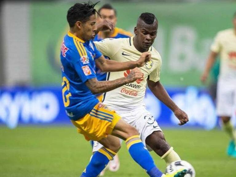 Javier Aquino y Darwin Quintero en disputa de la pelota . Foto: