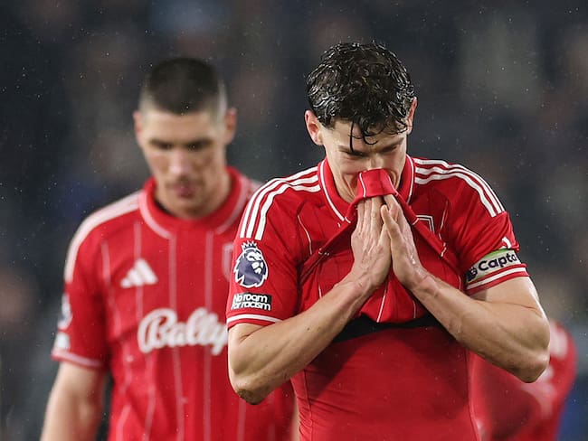 Ryan Yates sufre impactante lesión mientras Nottingham Forest avanza pese a derrota ante Fenerbahçe
