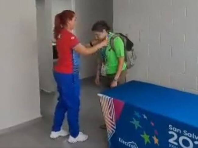 Cubana rechaza medalla y se la entrega a atleta mexicana en los Juegos Centroamericanos