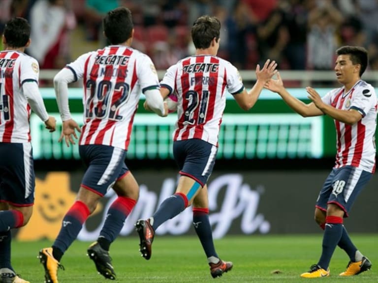 Jugadores de Chivas festejan gol  . Foto: Getty Images