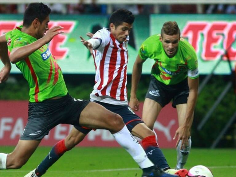 Jugadores disputan un balón. Foto: Getty Images