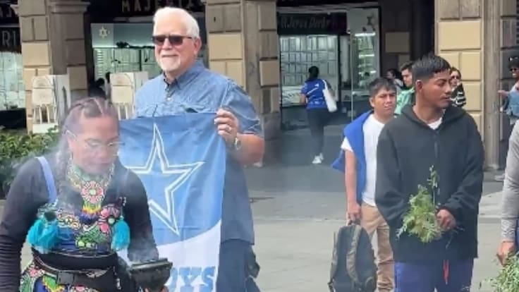 ¡A lo que hemos llegado! Aficionado de Dallas Cowboys se hace limpia en el Zócalo de la CDMX |VIDEO