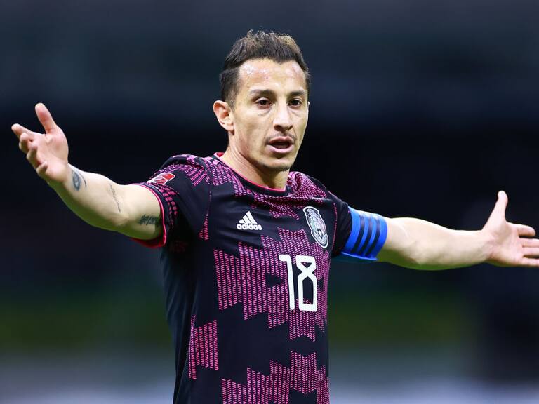 Guardado se quejó de las condiciones del césped en el Azteca