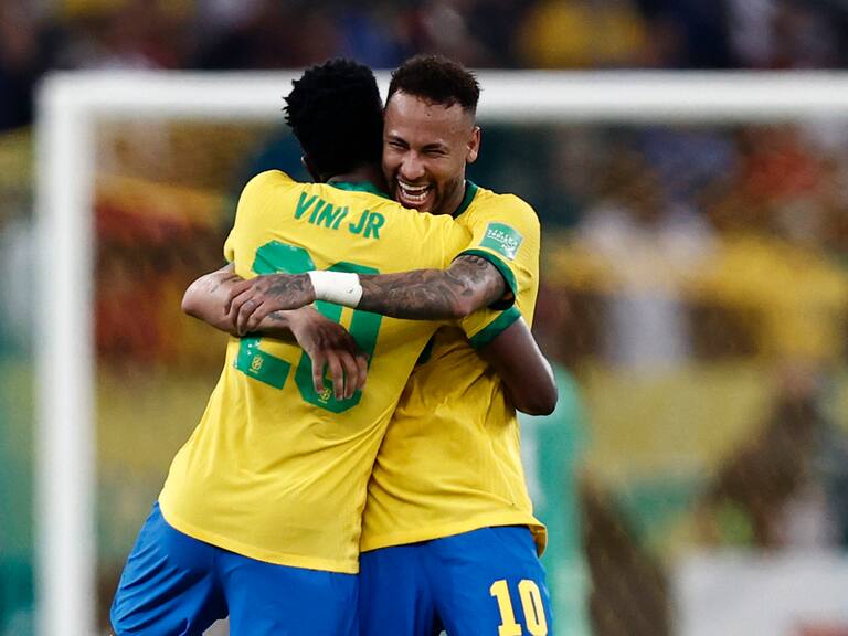 RIO DE JANEIRO, BRAZIL - MARCH 24: Neymar Jr. of Brazil celebrates after scoring the first goal of his team with teammate Vinícius Júnior of Brazil during a match between Brazil and Chile as part of FIFA World Cup Qatar 2022 Qualifier on March 24, 2022 in Rio de Janeiro, Brazil. (Photo by Buda Mendes/Getty Images)