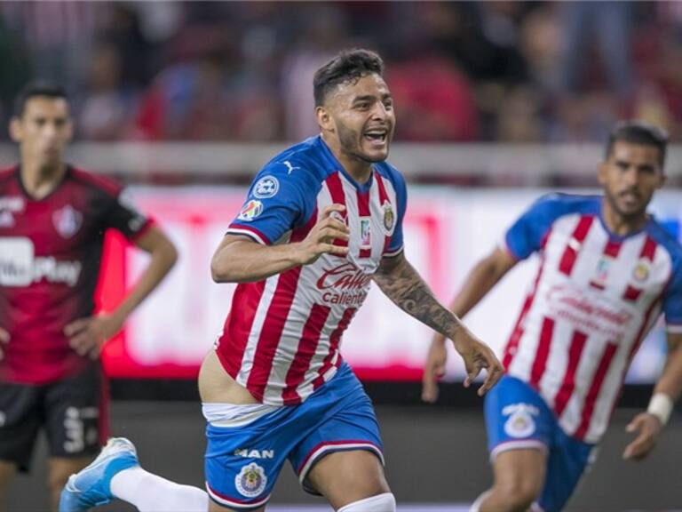 Alexis Vega en un Chivas vs Atlas. Foto: Mexsport