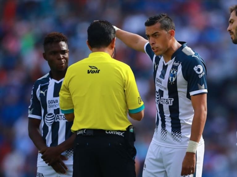 Jugadores Monterrey discuten con árbitro. Foto: Getty Images