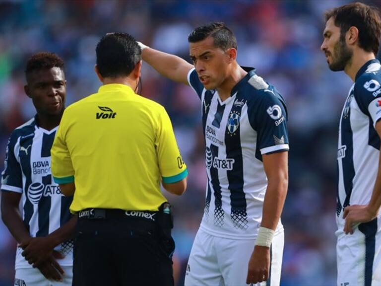 Jugadores Monterrey discuten con árbitro. Foto: Getty Images