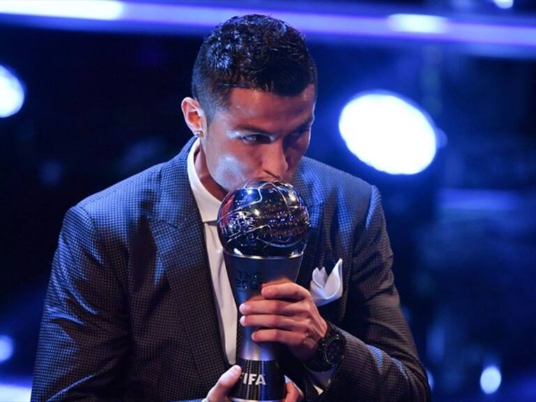 Cristiano Ronaldo besa su premio. Foto: Getty Images