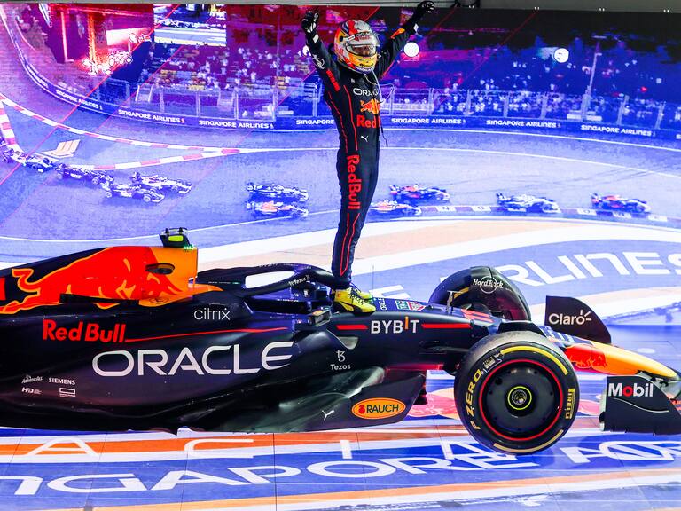 Checo Pérez hace historia en el GP de Singapur al quedar en primer lugar