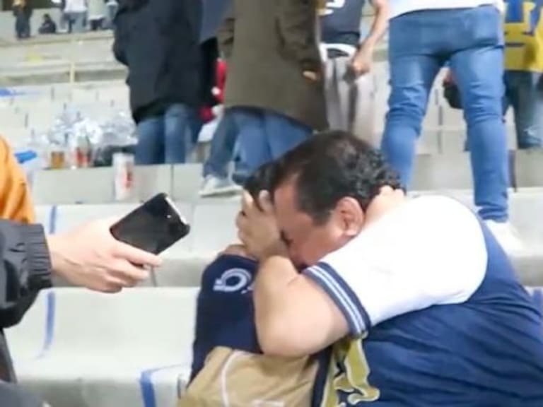 ABUELO Y NIETO LLORAN LA DERROTA DE PUMAS