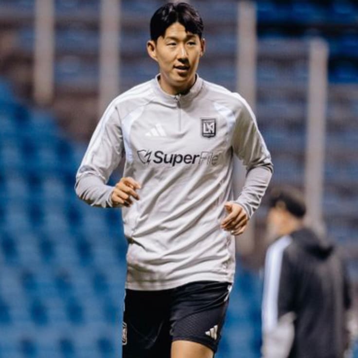 Heung-Min Son sorprendido por el Estadio Cuauhtémoc antes del duelo ante Cruz Azul