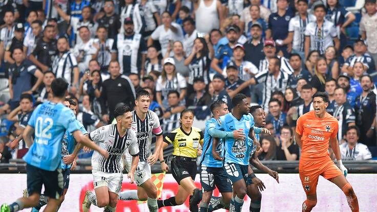 Aficionado quiso golpear a Avilés Hurtado tras el gol de Pachuca