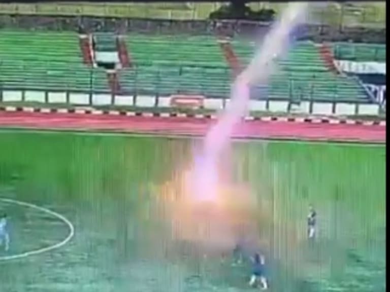 VIDEO: Muere futbolista amateur Septian Raharja en Indonsia, tras caerle un rayo
