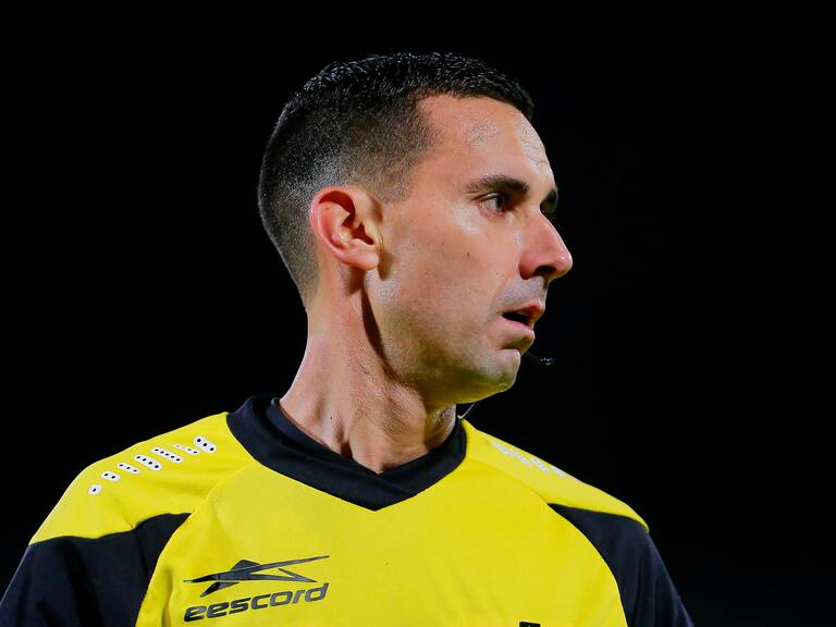 César Ramos se alista para debutar como silbante en la Copa del Mundo de Qatar