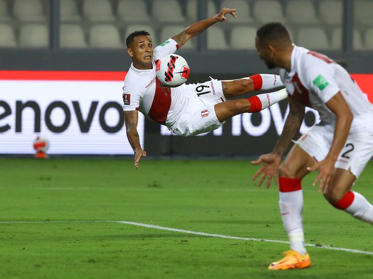 LIMA, PERU - MARCH 29: Yoshimar Yotún (C) of Peru kicks the ball to score the second goal of his team during the FIFA World Cup Qatar 2022 qualification match between Peru and Paraguay at Estadio Nacional de Lima on March 29, 2022 in Lima, Peru. (Photo by Leonardo Fernandez/Getty Images)
