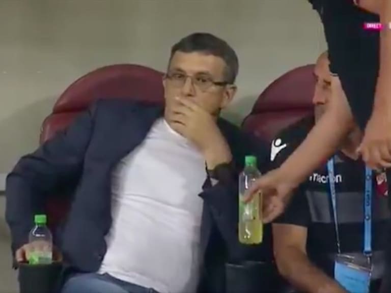 Entrenador del Dinamo del Bucarest al momento del infarto. Foto: Especial
