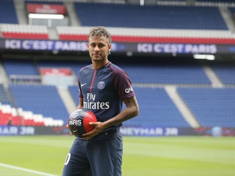 Neymar ya posa con la camiseta de su nuevo equipo. Foto: Getty Images