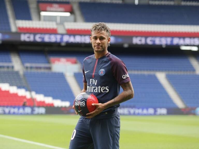 Neymar ya posa con la camiseta de su nuevo equipo. Foto: Getty Images