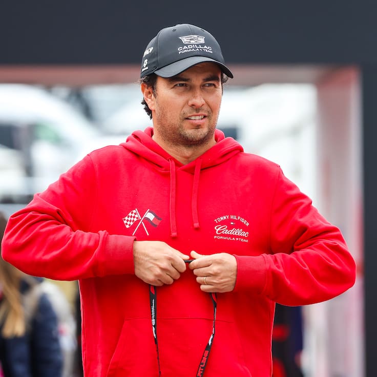 Checo Pérez mantuvo una discusión con Russell: “¿Qué está haciendo este idiota?"