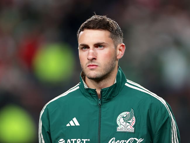 Santiago Giménez: En México hay pocos profesionales