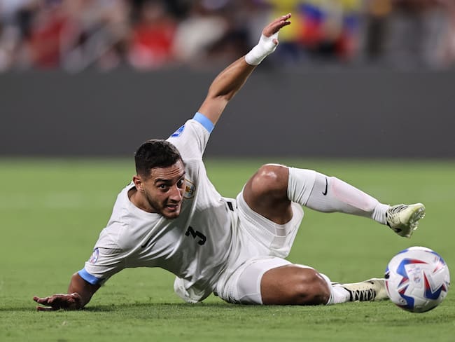 Sebastián Cáceres enciende las alarmas en América; salió a los 2 minutos del juego de Uruguay