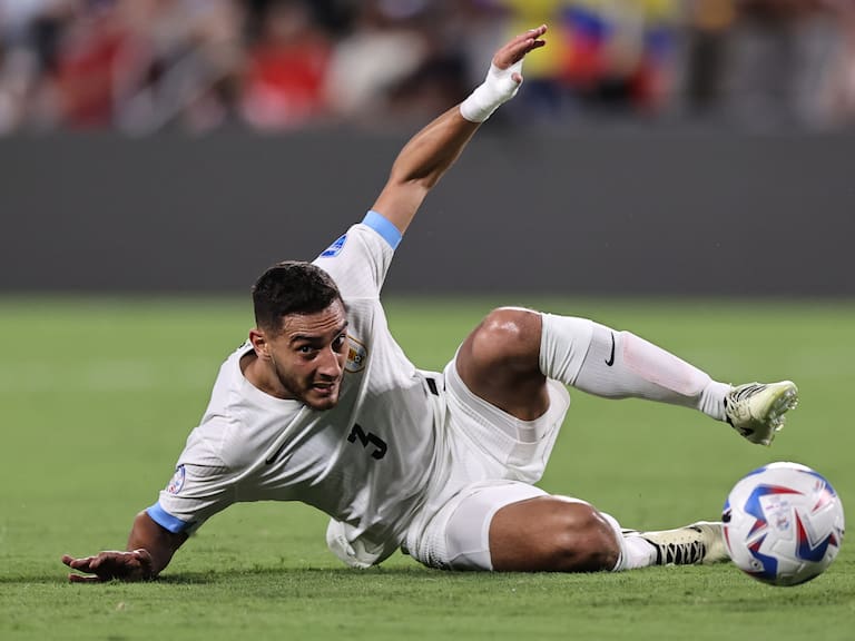Sebastián Cáceres salió lesionado del juego de Uruguay