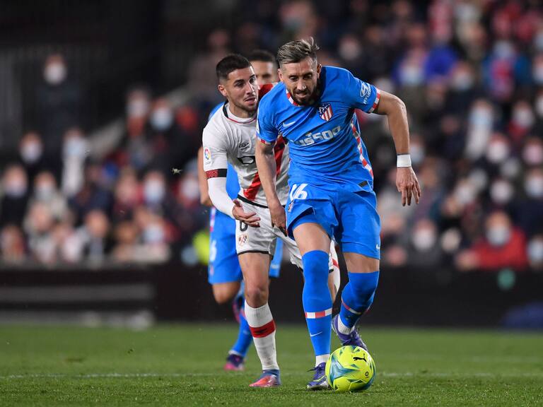 Atletico Madrid's Mexican midfielder Hector Herrera (Front) fights for the ball with Rayo Vallecano's Spanish midfielder Santi Comesana during the Spanish League football match between Rayo Vallecano de Madrid and Club Atletico de Madrid at the Vallecas stadium in Madrid on March 19, 2022. (Photo by OSCAR DEL POZO / AFP) (Photo by OSCAR DEL POZO/AFP via Getty Images)