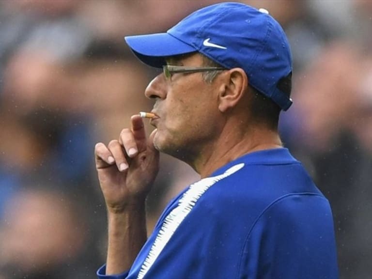 Maurizio Sarri finge fumar en el banca del Chelsea. Foto: W Deportes