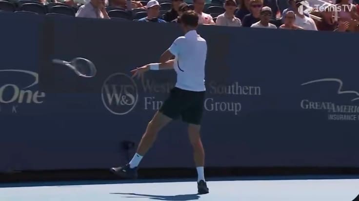 Daniil Medvedev protagoniza momento viral en el Tenis tras aventar su raqueta a la pantalla por un berrinche