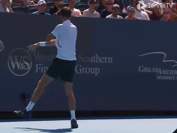 Daniil Medvedev protagoniza momento viral en el Tenis tras aventar su raqueta a la pantalla por un berrinche
