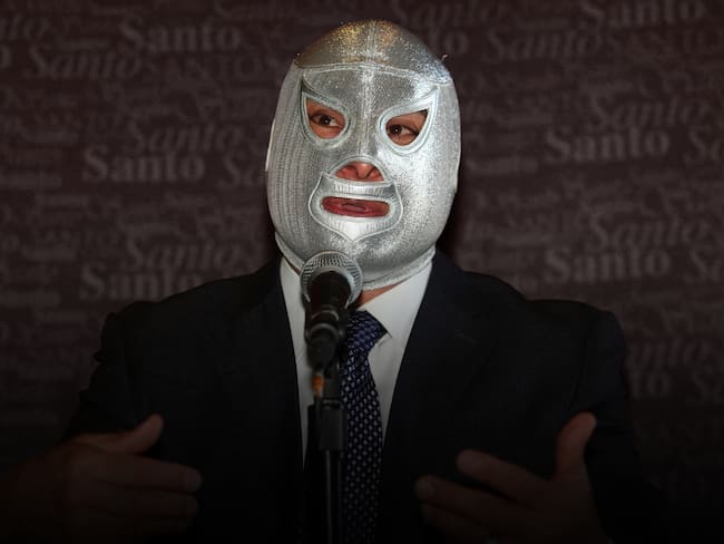 Hijo del Santo sorprende al quitarse la máscara en pleno programa: VIDEO