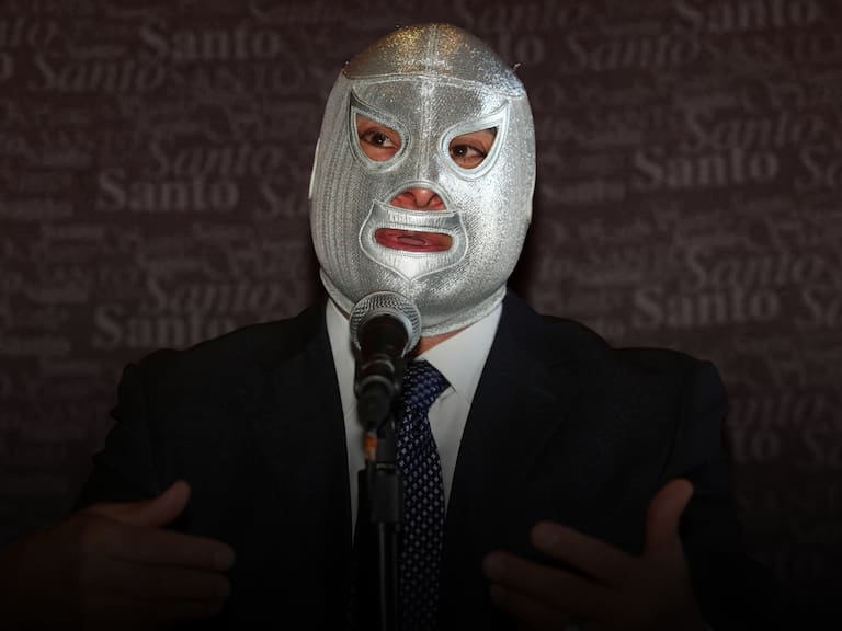 Hijo del Santo sorprende al quitarse la máscara en pleno programa: VIDEO