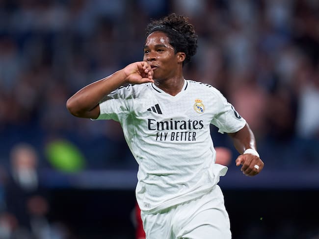 Endrick se casa a sus 18 años con la modelo Gabriely Miranda.