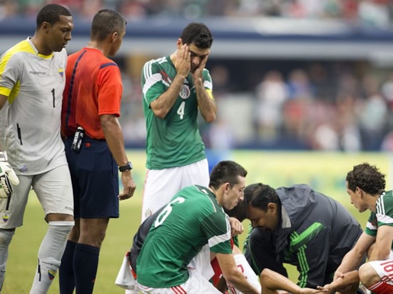 Luis Montes al momento de fracturarse . Foto: Getty Images