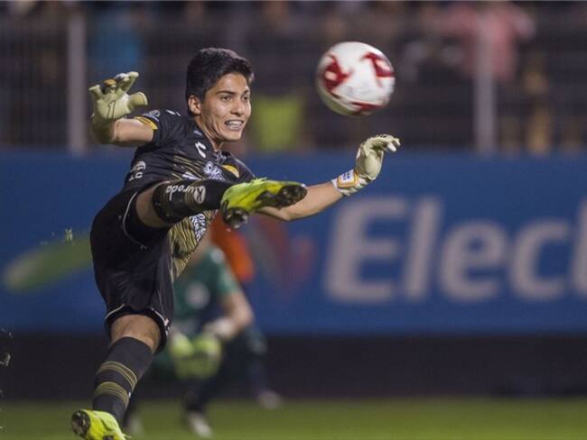 Reciben en una taquería como héroe al portero de Dorados tras eliminar a Chivas